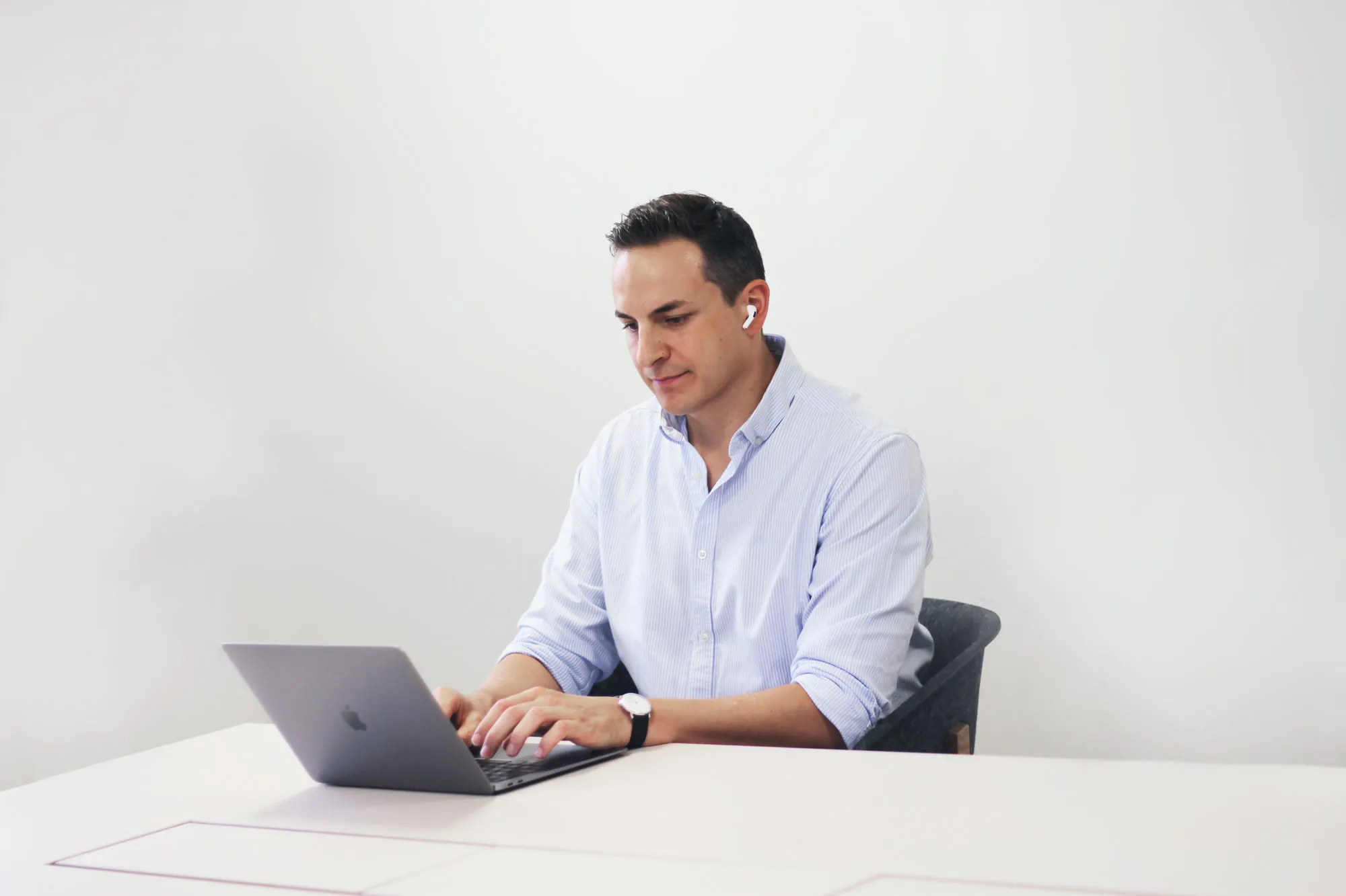 Johannes Auer bei der Arbeit am Laptop