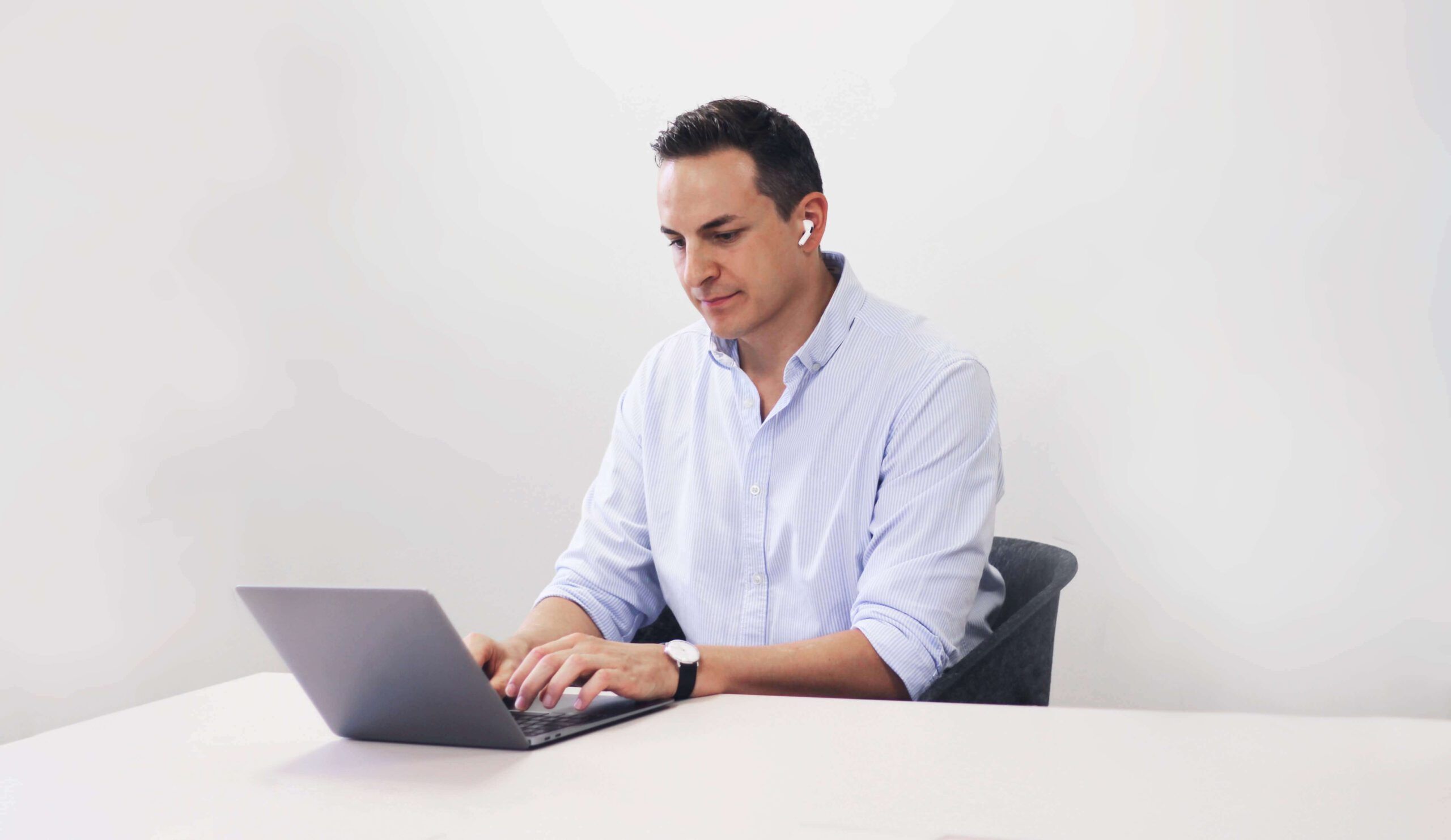 Johannes Auer working on a Laptop